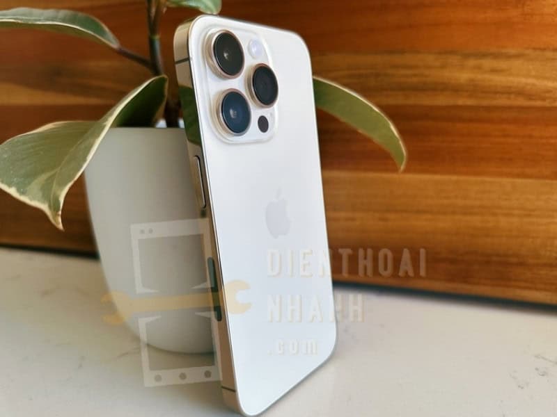 Tại sao nên thay kính lưng thay vì thay nguyên bộ nắp lưng?