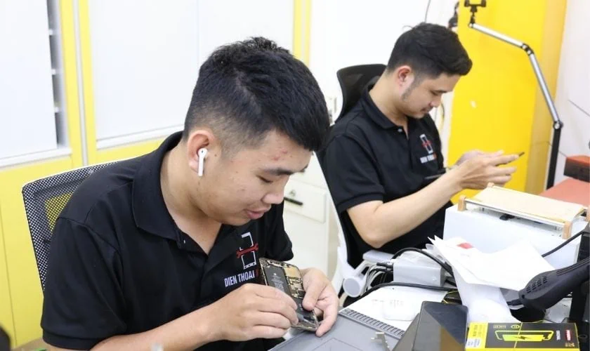 | Tháng 12 2025 Ép cổ cáp iPhone 15 Pro có bền không và có ảnh hưởng gì không?