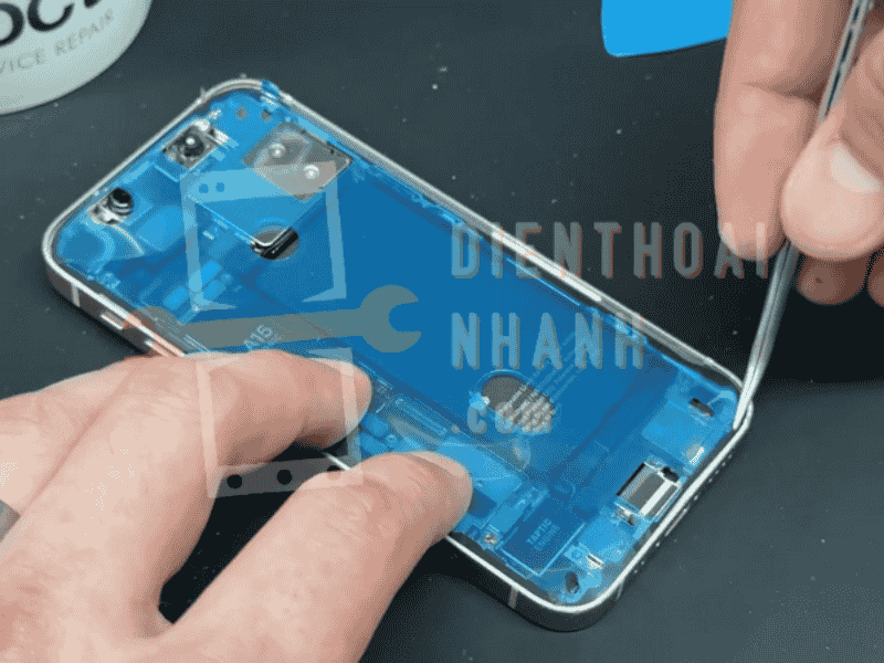 | Tháng 12 2025 Tại sao nên ép kính iPhone 13 Mini tại Điện Thoại Nhanh?