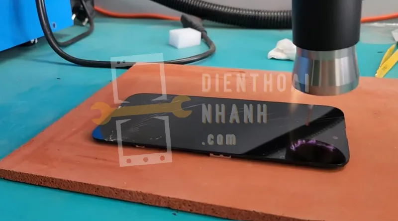 Sự khác biệt giữa thay màn hình và ép kính iPhone