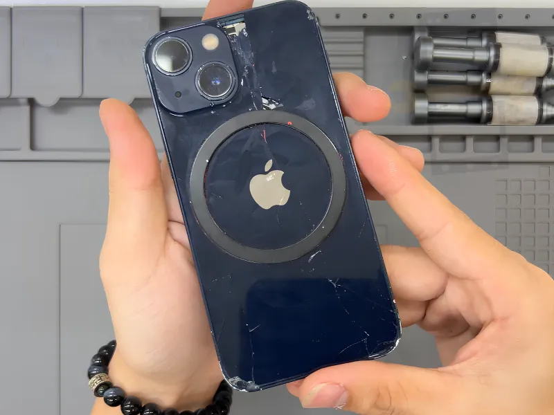 Khi nào cần thay kính lưng iPhone 13 Mini? 