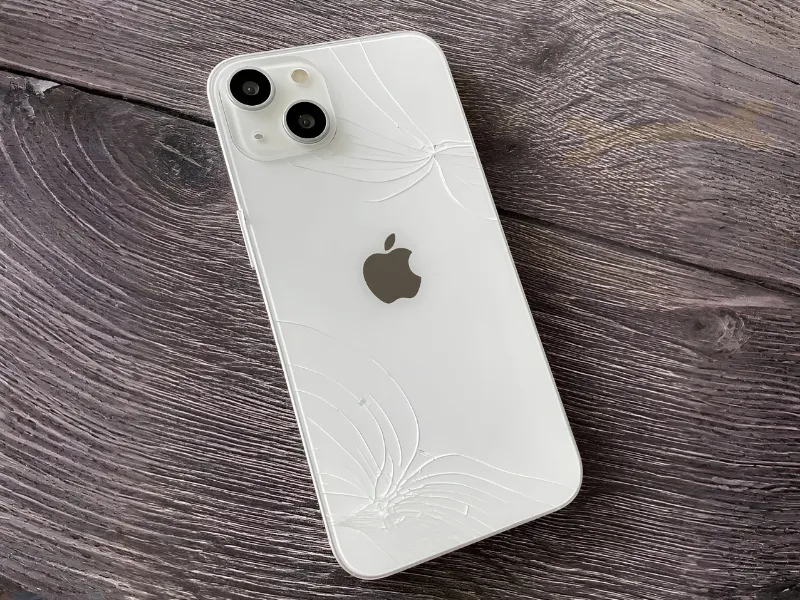 Khi nào cần thay kính lưng iPhone 13?