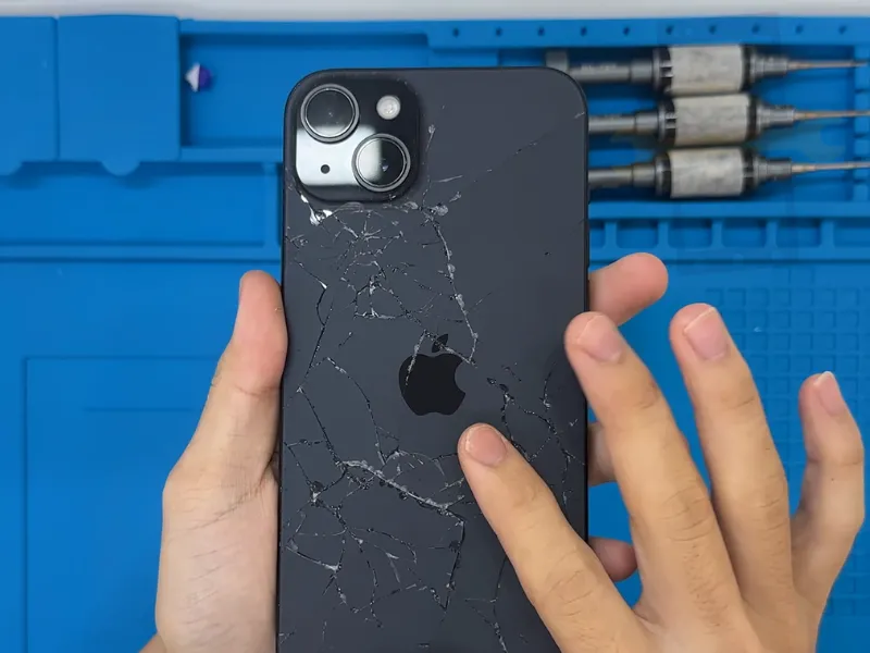 Khi nào cần thay kính lưng iPhone 15 Plus?