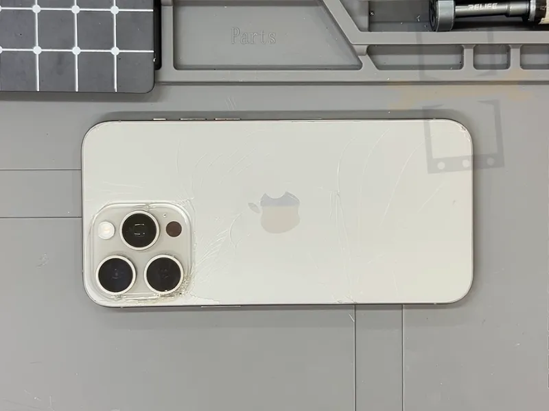 Khi nào cần thay kính lưng iPhone 15 Pro Max? 