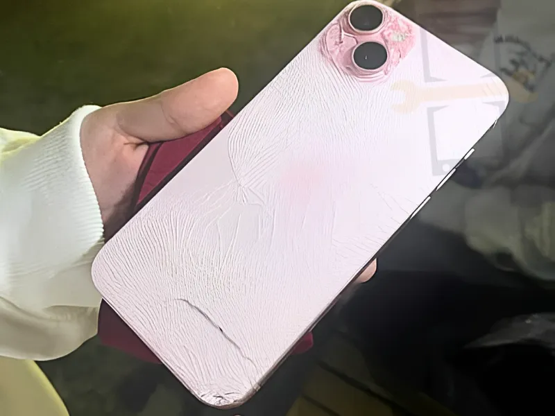 Khi nào cần thay kính lưng iPhone 15?