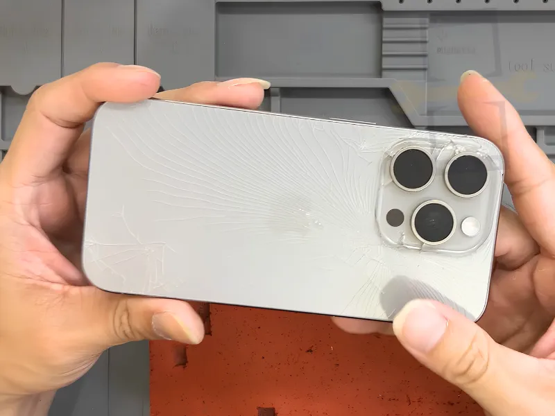 Khi nào cần thay kính lưng iPhone 15 Pro?