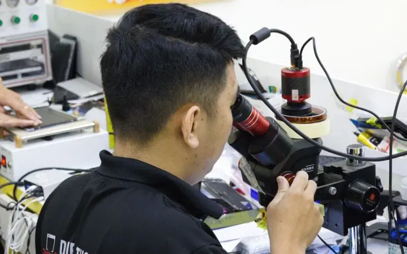 Quy trình thay màn hình iPhone 11 Pro tại Điện Thoại Nhanh