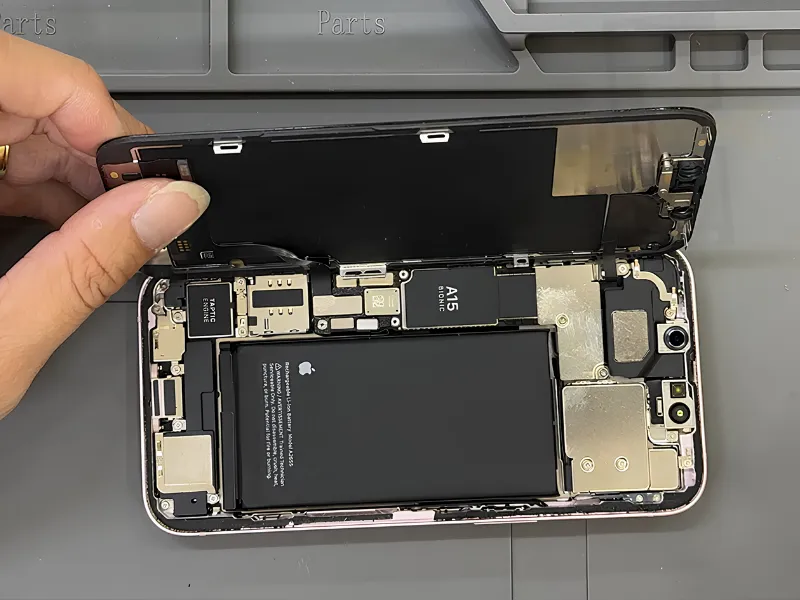 Ưu điểm khi thay màn hình iPhone 13 tại Điện Thoại Nhanh