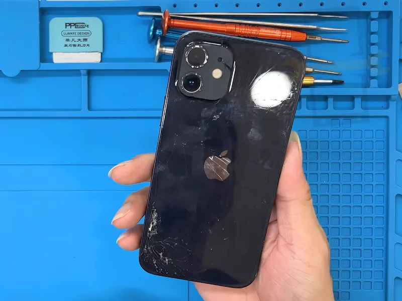 Khi nào cần thay kính lưng iPhone 12? 