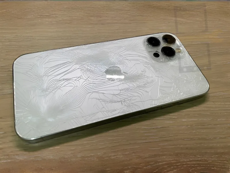 Khi nào cần thay kính lưng iPhone 12 Pro Max? 