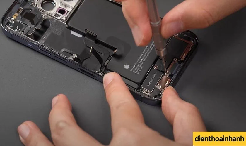 Quy Trình Thay Cáp Nguồn iPhone 13 Mini Tại Điện Thoại Nhanh