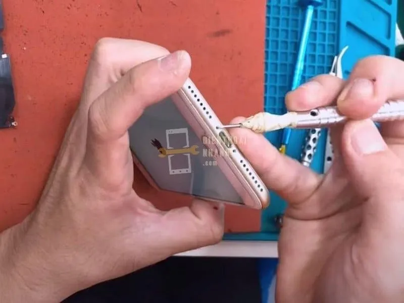Quy Trình Thay Chân Sạc iPhone 7 Chuẩn Tại Điện Thoại Nhanh