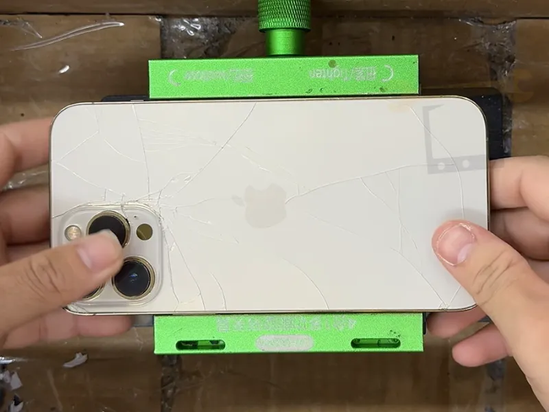 Khi nào cần thay kính lưng iPhone 13 Pro Max? 