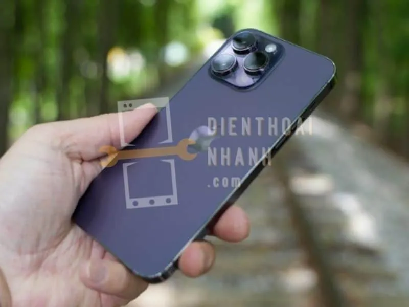 Vì sao khách hàng tin chọn Điện Thoại Nhanh khi thay anten iPhone wifi 14 Pro?