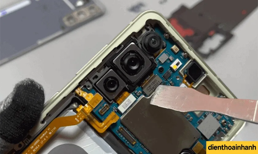 Nguyên Nhân Khiến Kính Camera Samsung S21 FE Bị Bể