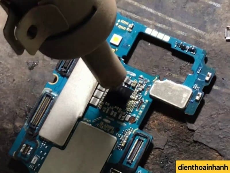 Quy trình sửa IC sóng Samsung A20 tại Điện Thoại Nhanh