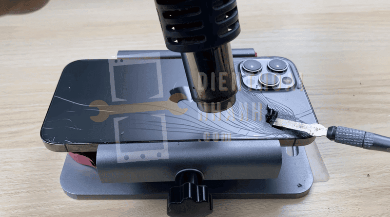 So Sánh Giá Thay Kính Lưng iPhone 12 Với Các Dòng iPhone Khác