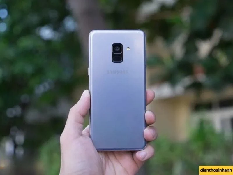 Hướng dẫn vệ sinh loa ngoài Samsung A8 tại nhà