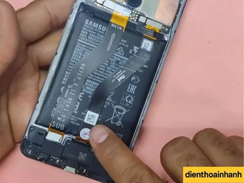 Quy trình thay pin Samsung A20s chuẩn kỹ thuật tại Điện Thoại Nhanh