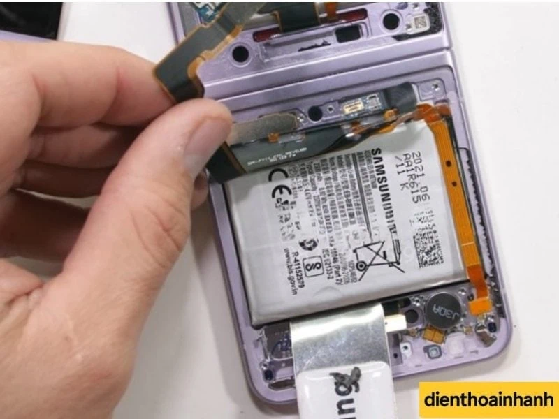 Quy trình thay pin Samsung Z Flip 5 tại Điện Thoại Nhanh
