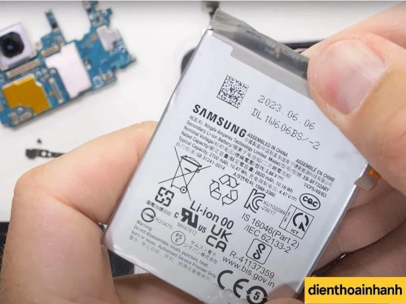 Thay pin Z Flip 5 có ảnh hưởng gì đến thiết bị không?