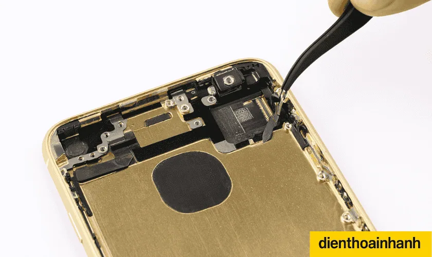 Vì sao thay cáp nguồn điện thoại iPhone là điều bạn không nên chậm trễ?