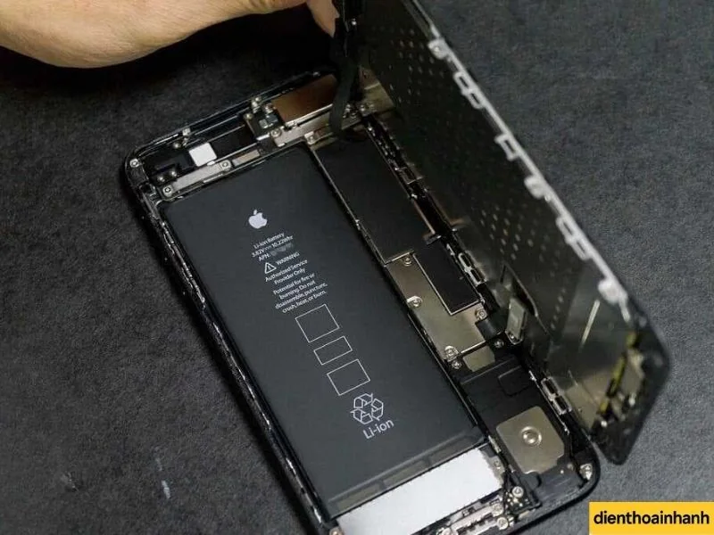 Dấu Hiệu Cho Thấy Bạn Cần Thay Màn Hình iPhone XR Ngay Lập Tức