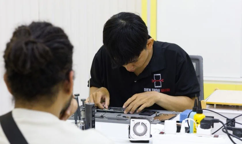 Giải Mã Các Loại Màn Hình Ảnh Hưởng Đến Giá Thay Màn Hình iPhone 11 Pro Max