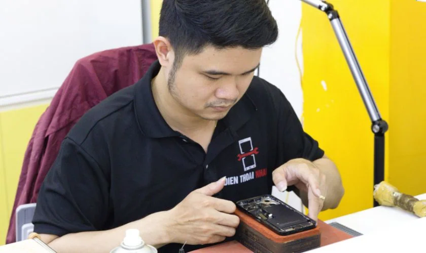 Quy trình thay cáp đèn flash iPhone tại Điện Thoại Nhanh