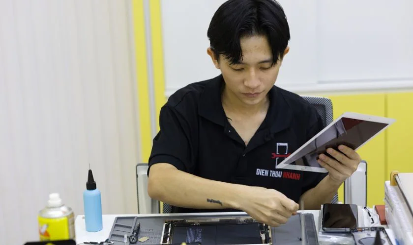 | Tháng 1 2026 Quy trình thay pin iPhone 13 chính hãng chuyên nghiệp tại Điện Thoại Nhanh