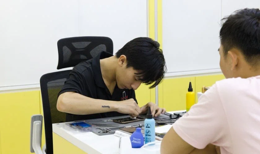 Quy Trình Thay Pin Minh Bạch, Chuyên Nghiệp Chỉ Có Tại Điện Thoại Nhanh