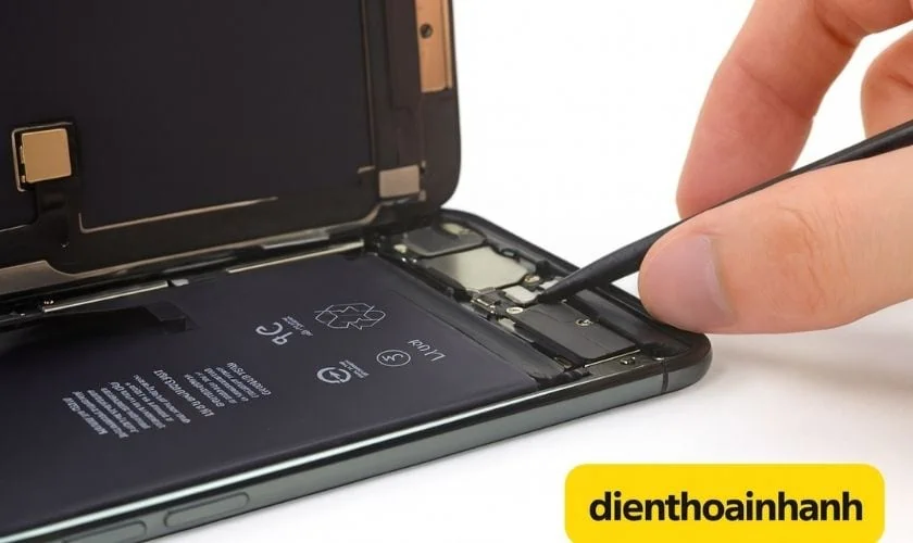 Cạm bẫy từ dịch vụ thay pin giá rẻ, kém chất lượng