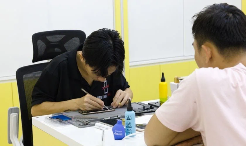 Quy trình thay pin công khai tại Điện Thoại Nhanh