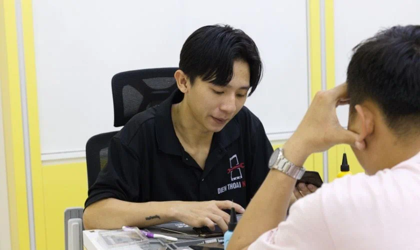 Quy trình thay pin iPhone 15 Plus chuyên nghiệp, an toàn tại Điện Thoại Nhanh