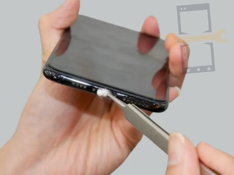 Vệ sinh cổng sạc Lightning đúng cách