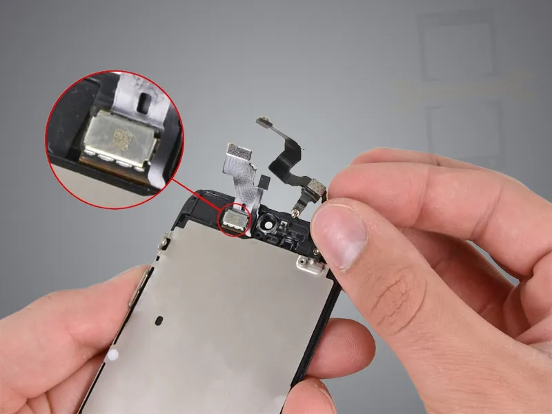Ép kính iPhone 13 có bị đứt cáp màn hình không?