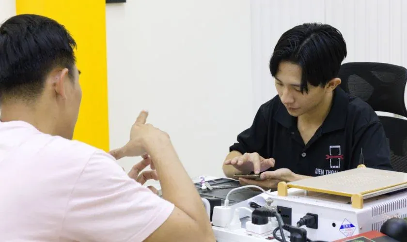 Quy trình thu mua AirPods Max cũ tại cửa hàng