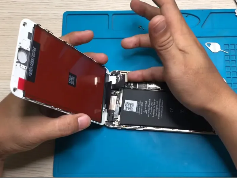 Tháo màn hình mới sau khi test