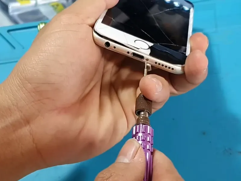Tháo ốc đít iPhone 6