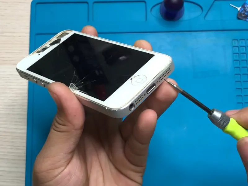 Tháo ốc đít iPhone 5