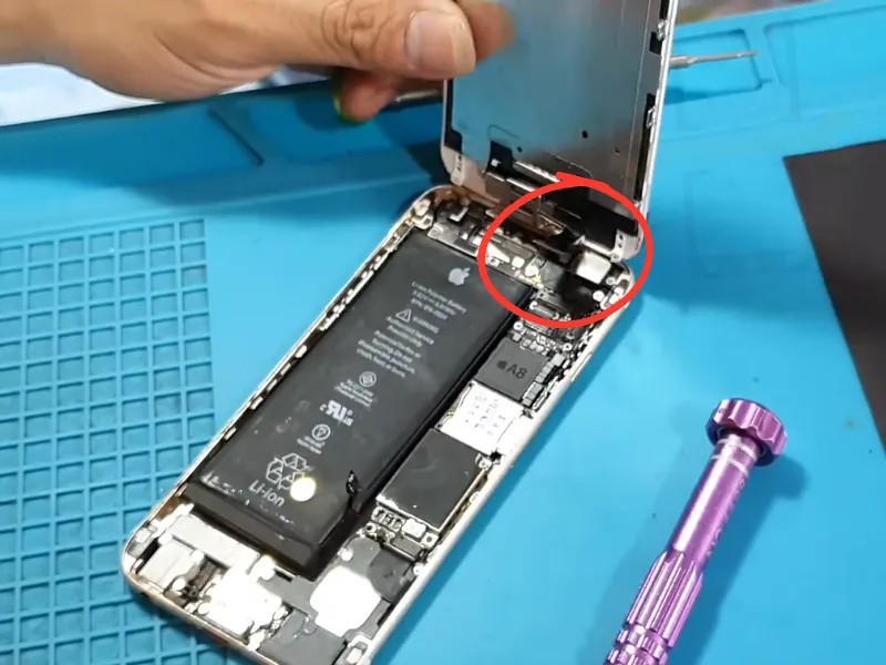 Tháo socket màn hìnhTháo socket màn hình
