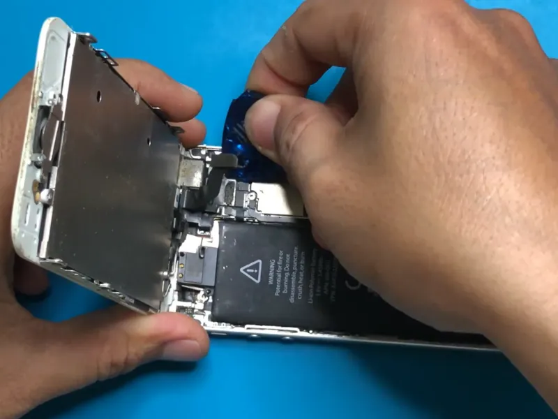 Tháo socket màn hình